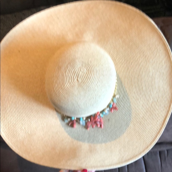Large sun hat with real coral and pearls main image 4